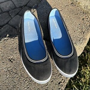 NAUTICA~WOMEN’S CANVAS~BALLET FLATS~STRETCHY~BLACK UPPERS~WHITE & NAVY SOLES~BR